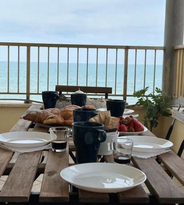 Beachfront, balcony, parking, private access Beach