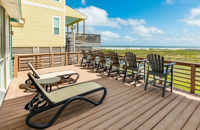 Beachfront Beauty w/ 2 Decks, No Bunk Beds, Open Plan & 220V NEMA 14-50 Charger