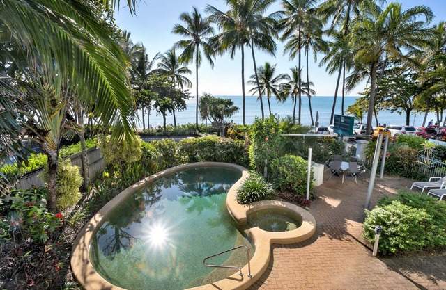 Beachfront Bliss 3-bedroom Apartment with Sea View 4