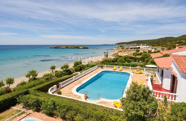 Beachfront Bliss: Captivating Views & Sleeps 9 - Your Perfect Villa Getaway