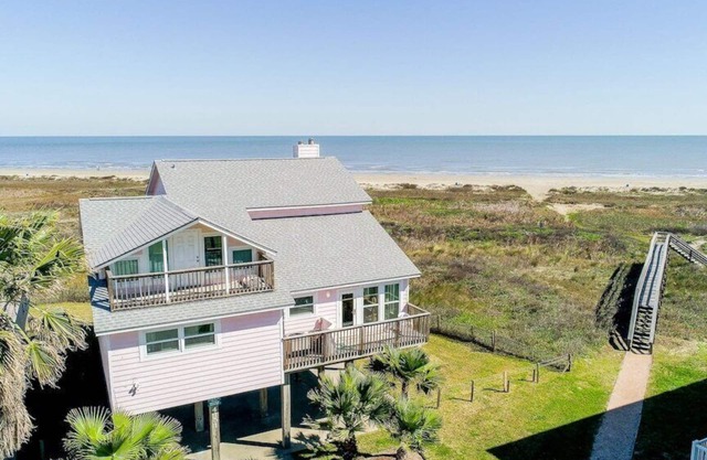 Beachfront Bliss: Steps to beach/Views, sleeps 14