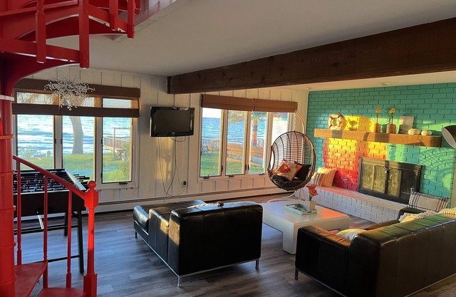 Beachfront Bungalow Retreat on Lake Huron! #9