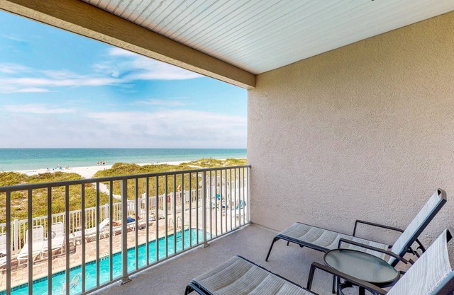 ¡NUEVO LISTADO! Admiten perros, condominio frente al mar con piscina compartida y jacuzzi