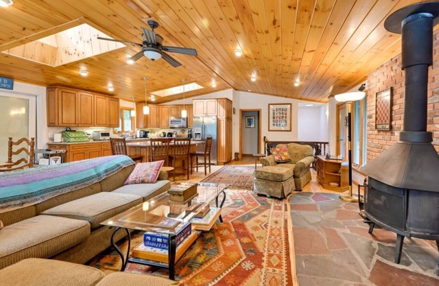 Beachfront Cabin - Kayaks - Deck - Community Amenities!