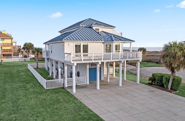 Beachfront | 5 bedroom | Hot Tub | Fenced Yard