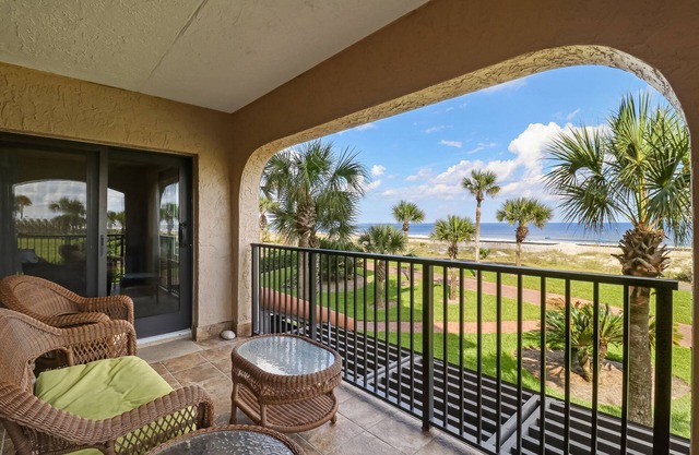 Beachfront condo with beach access, balcony, AC, pool & tennis