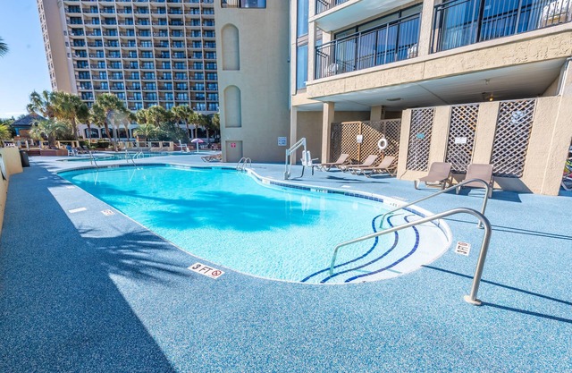 Beachfront condo w/balcony & hot tubs