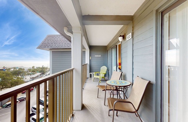 Beachfront condo with endless amenties!