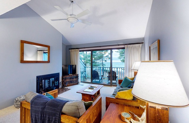 Beachfront condo with beach access, fireplace, balcony, washer/dryer & views