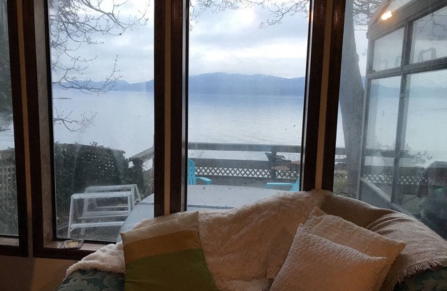 Beachfront cottage with hot tub close to ferry and airport.