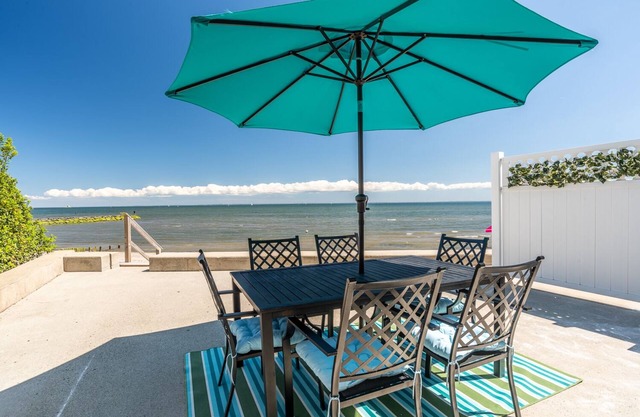 Waterfront / Beachfront cottage ubicado en el corazón de Fairfield Beach !!