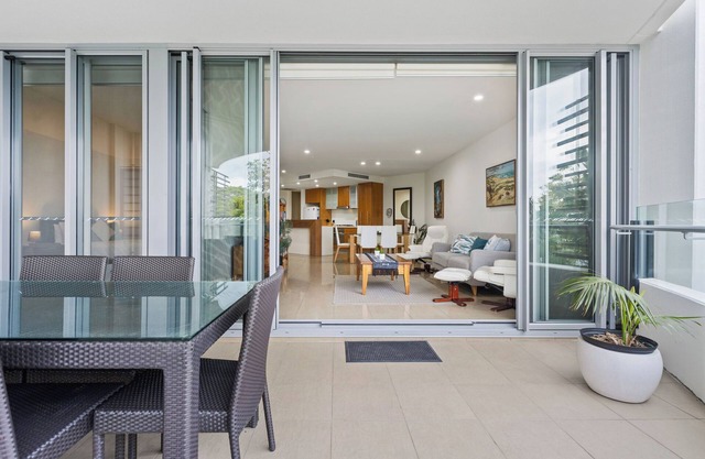 Beachfront Cotton Beach 3Bed Apt *Wi-Fi -Smart TV*