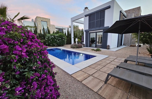 Villa de diseño frente al mar en estilo Bauhaus, piscina, internet de alta velocidad, aire acondicionado / calefacción