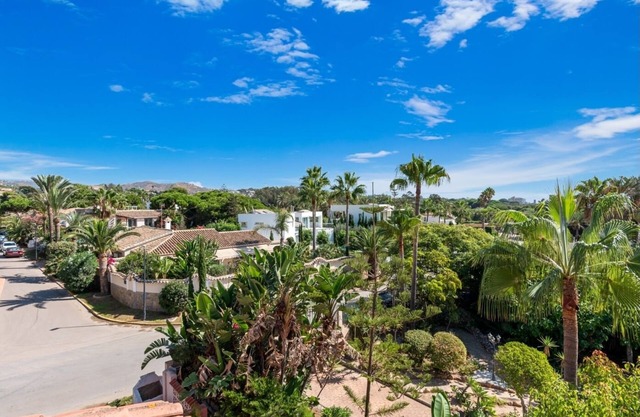 Beachfront Escape 3 Bed House - Stunning Sea Views