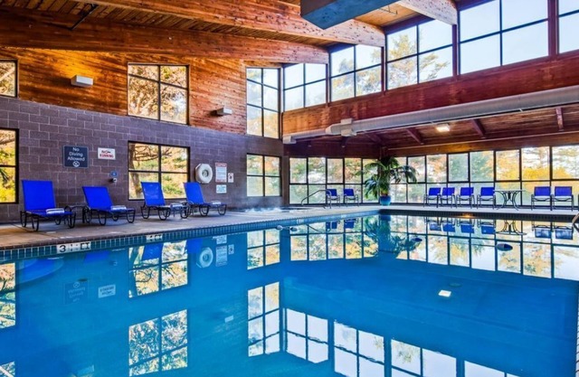 Your Newport Retreat! Indoor Swimming Pool, Free Parking, Hillside View!