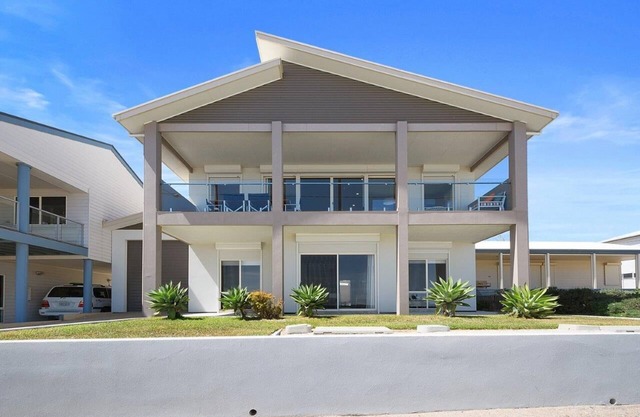 Beachfront escape with breathtaking views and quality accommodation.