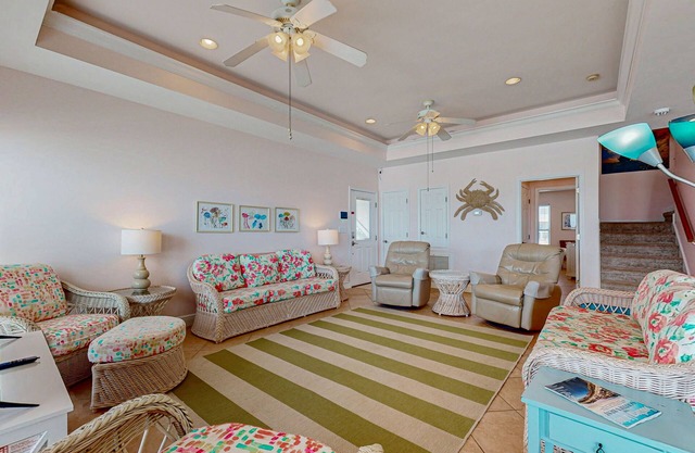 Beachfront getaway with great deck, incredible Gulf views, AC, & WiFi