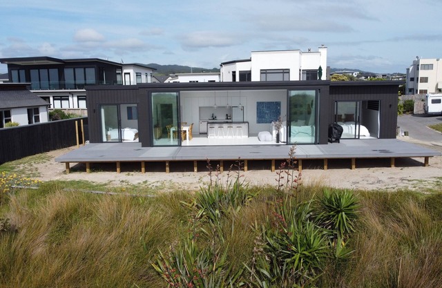 BEACHFRONT holiday home with stunning views& modern comforts -1h35 from Auckland