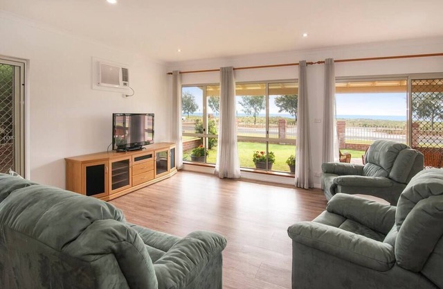 Beachfront home Busselton- Jetty Views
