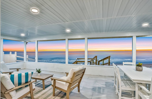 Beachfront home w/ private lanai and deck - walk to the beach