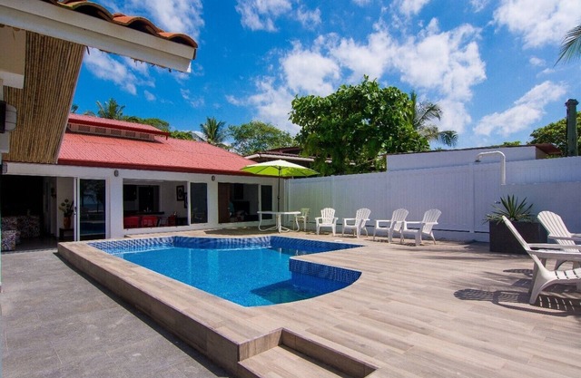Casa frente al mar en Playa Tivives con piscina privada