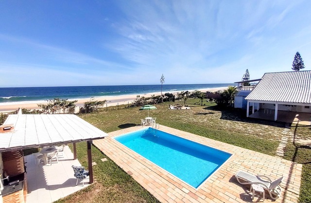 casa frente al mar con piscina