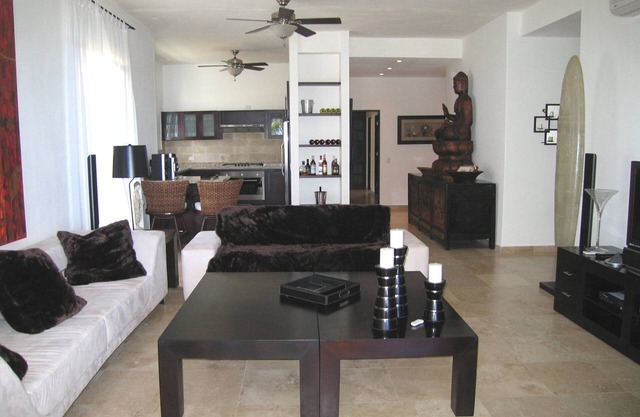Beachfront, Jacuzzi on terrace, guest-friendly, near all shops/restaurants/bars!