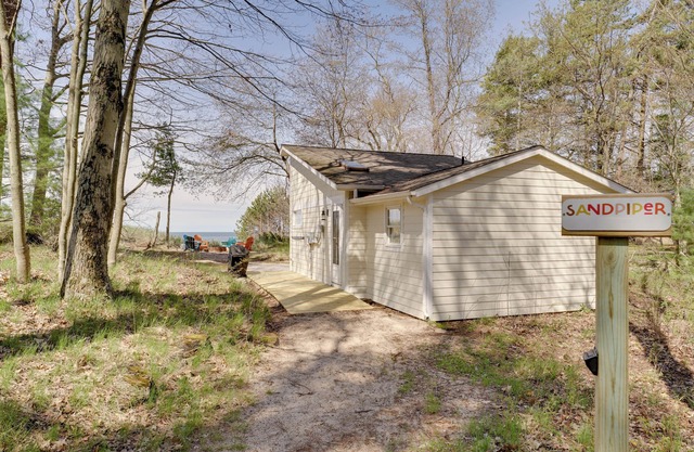 Frente a la playa Lake Michigan Cottage w / Fire Pit & Deck