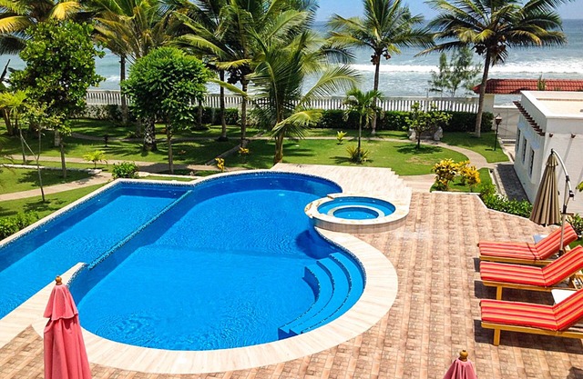 Frente a la playa, piscina grande, piscina de entrenamiento y jacuzzi, área de barbacoa, jardines espectaculares