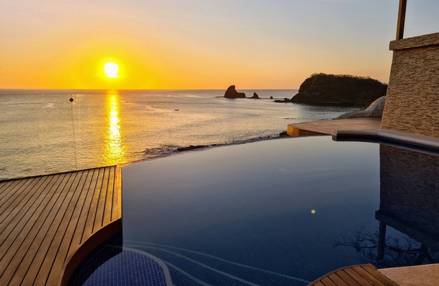 BEACHFRONT LUXURY -180° BAY VIEWS - INFINITY POOL - AND STUNNING OUTDOOR SPACES