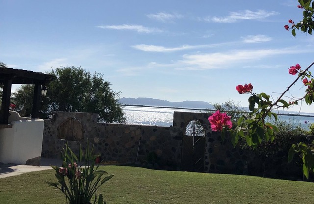 FRENTE AL MAR con aire acondicionado y barco disponible. Hacienda de 5 habitaciones con mucama y mayordomo incl.