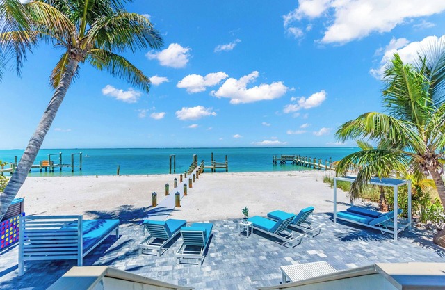 “BEACHFRONT” LUXURY ISLAND HOME. PRIVATE SWIM SPA~DOCK FISHING~GolfCart STUNNING