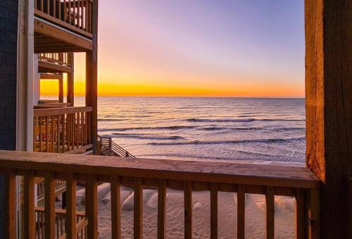 Beachfront, Newly Renovated at Aqua Vista