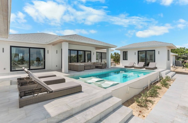 BEACHFRONT New Luxury Beach Home, Always Calm Beach on Lazy River Sand Bar.