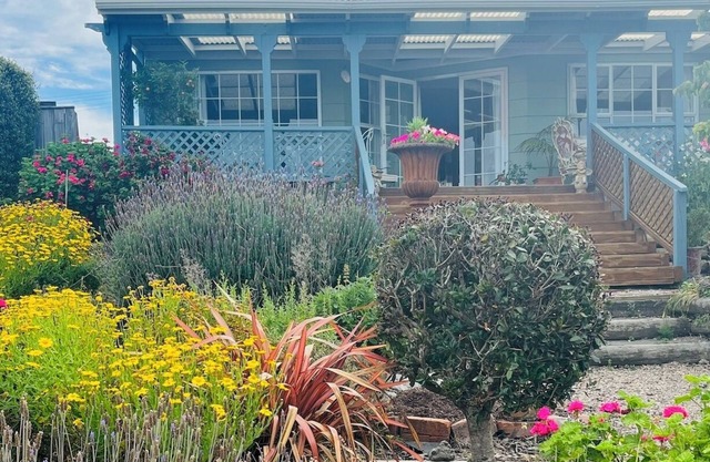 Beachfront, peaceful cosy cottage, beautiful sunrises, a relaxing escape.