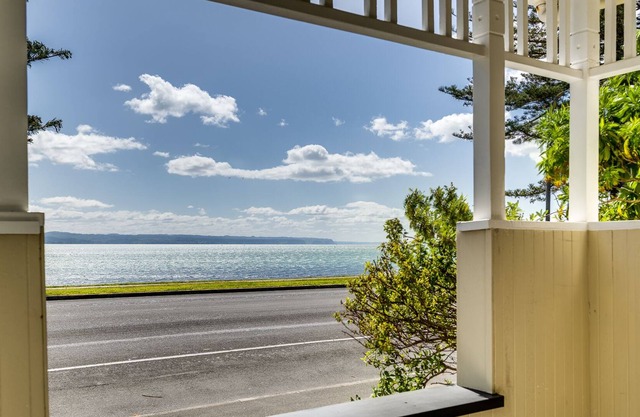 Beachfront Pearl - Napier Holiday Home