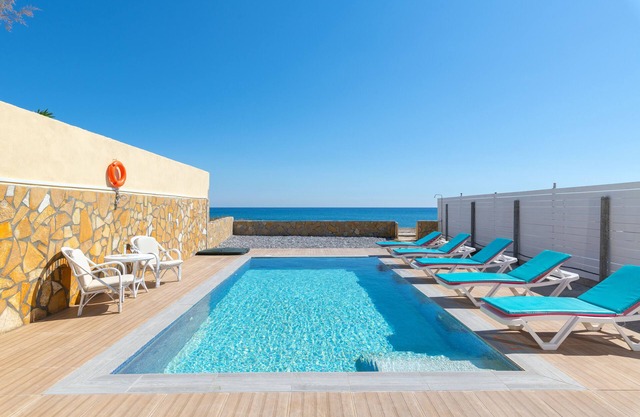 villa con piscina frente a la playa