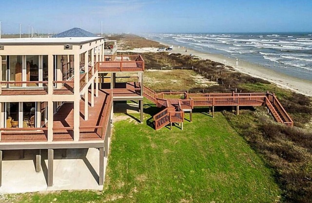 Beachfront Retreat with Panoramic Ocean Views