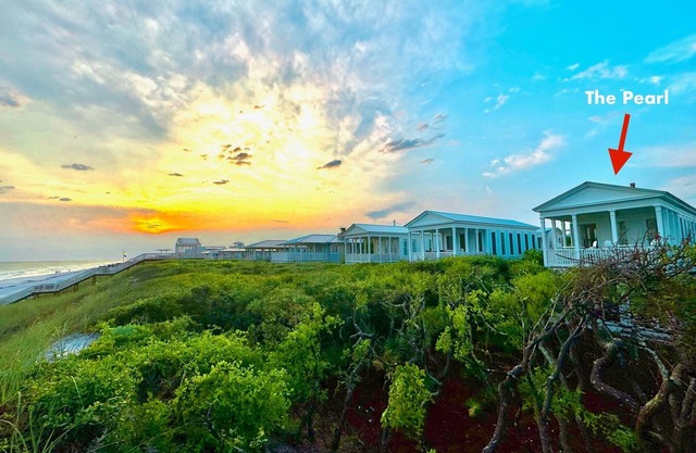 Beachfront Spectacular picture perfect renovation in Seaside
