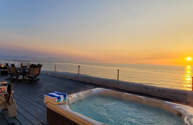 Beachfront! Steps from the beach, hot tub, whales & ships, Canada!