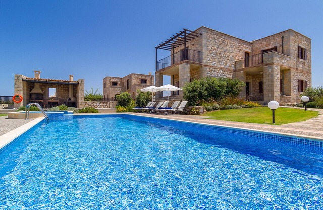 Beachfront Stone villa with private pool, 30m to the Ocean, BBQ & Hydromassage