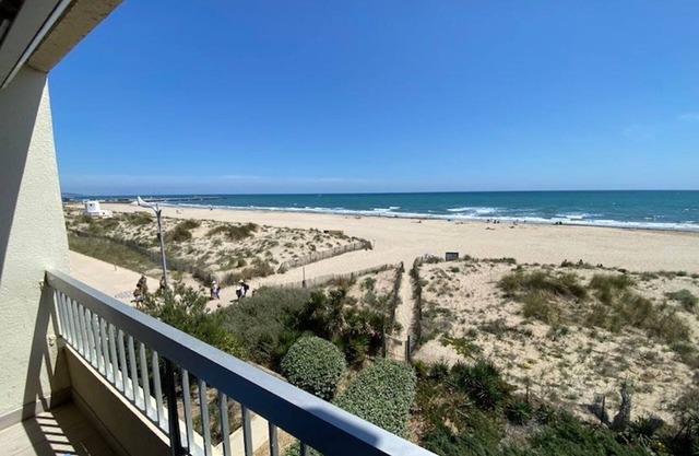 Estudio a pie de playa, gran nevera, lavavajillas, lavadora, parking privado