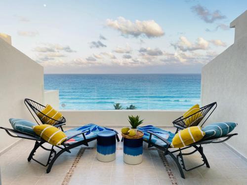 Beachfront Three-Story Coastal Penthouse, 3BR-3BA
