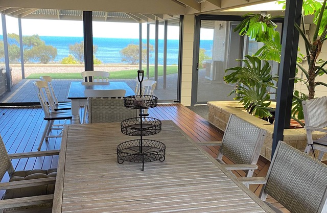 Beachfront Tickera Roundhouse - sea views inside and out - peaceful family home