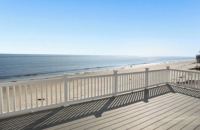 Beachfront, Large Deck, Sleeps 9-11, Open, Airy & Spacious