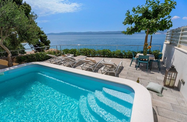 Beachfront Villa Del Mar with a private pool