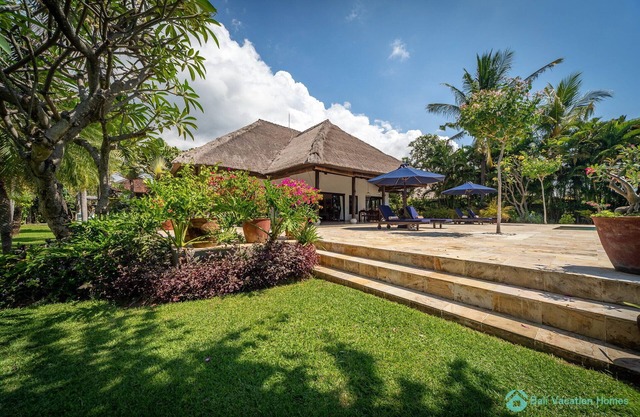 Beachfront Villa - Makes you Feel at Home on Bali!