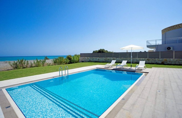 Villa Tavronitis frente a la playa con 8 dormitorios y 2 piscinas privadas