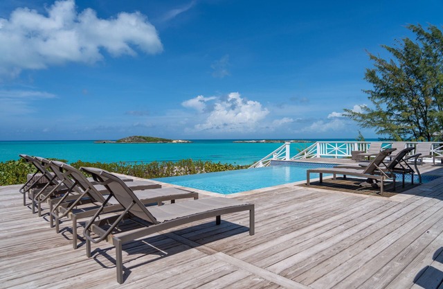Nueva villa frente al mar con piscina con increíble playa de arena