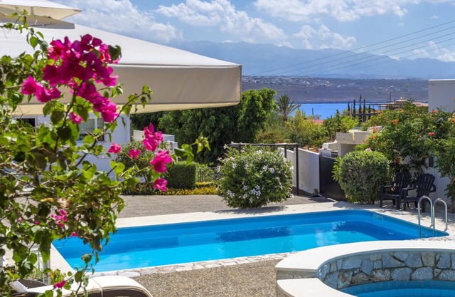Villa De Lujo Con privada para adultos y piscina de bebé, completa privacidad a través de vallas de altura